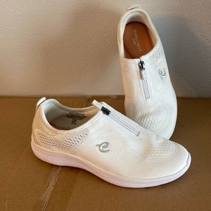 NWOT Easy Spirit Zipper Closure Sneaker
